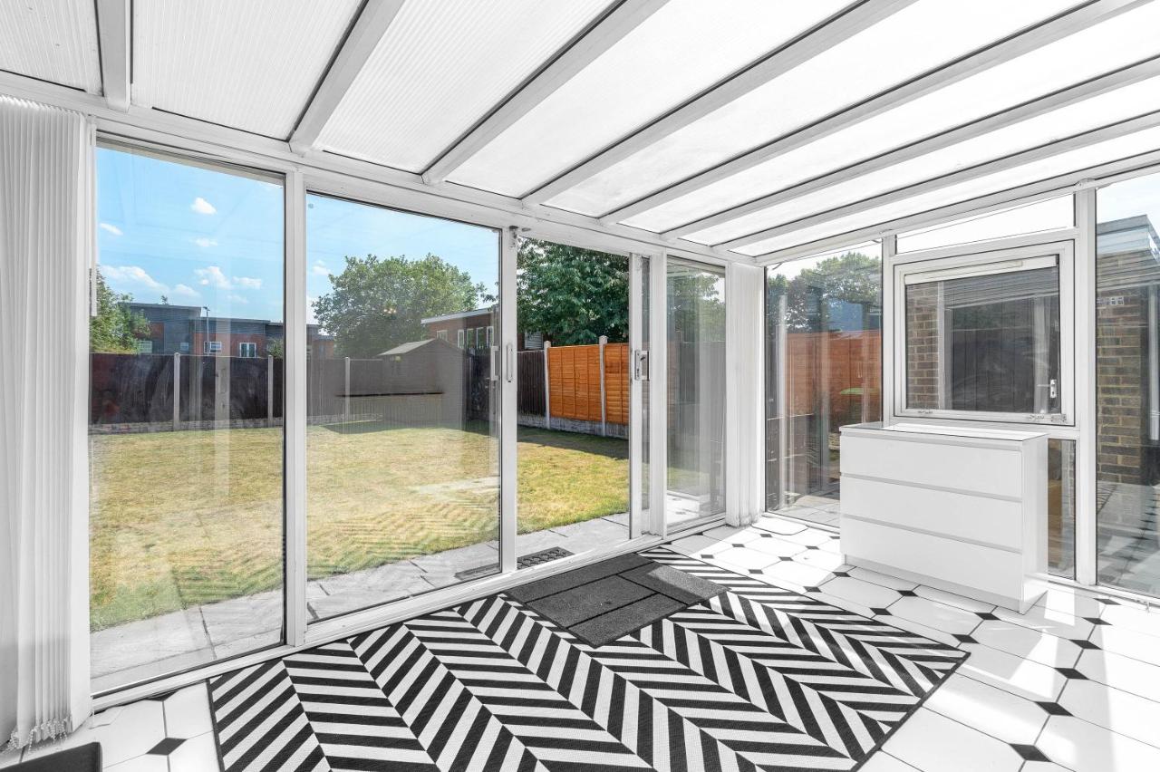 Modern 4 bedroom home ideal for Contractors, Groups and families ,FREE parking for multiple vehicle's - Ferienwohnung
