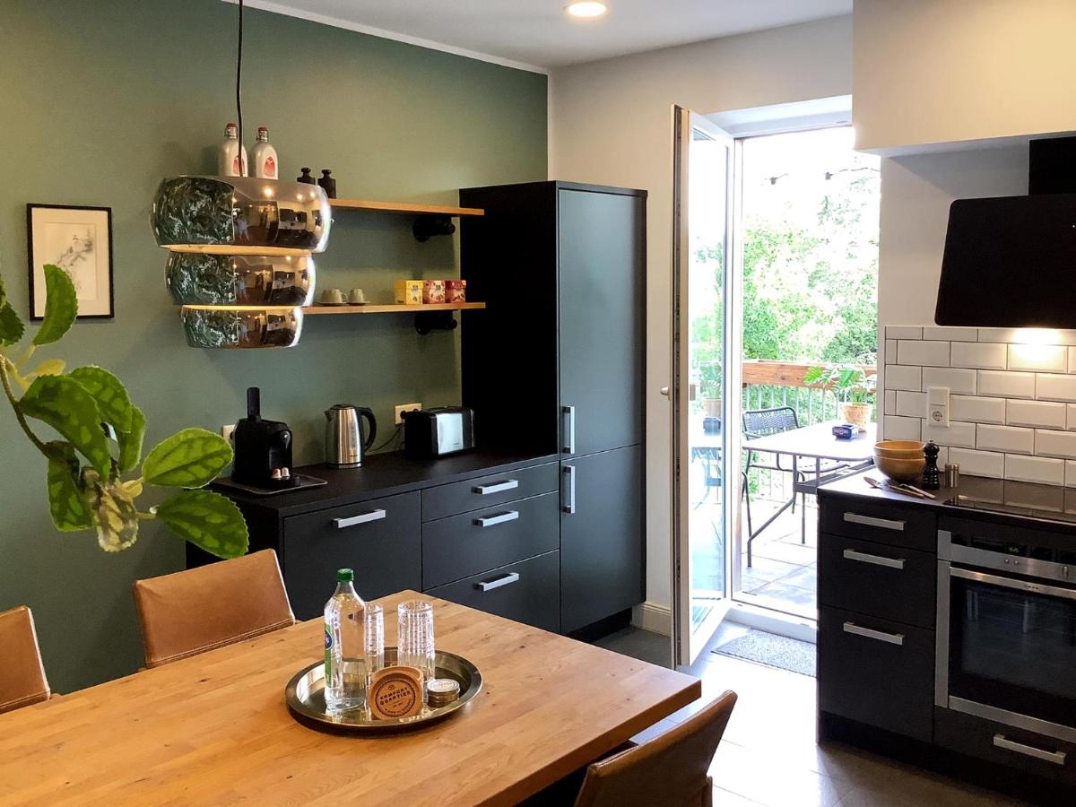 viel Platz, 2 große Schlafzimmer, Küche mit Essplatz, Balkon, nahe Centro & Arena - B&B Oberhausen
