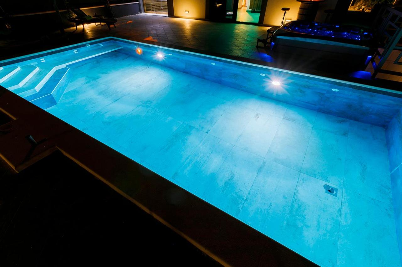 Luxury villa Stocia Split with swimming pool, sauna and jacuzzi in a peaceful location in Split - B&B Spalato