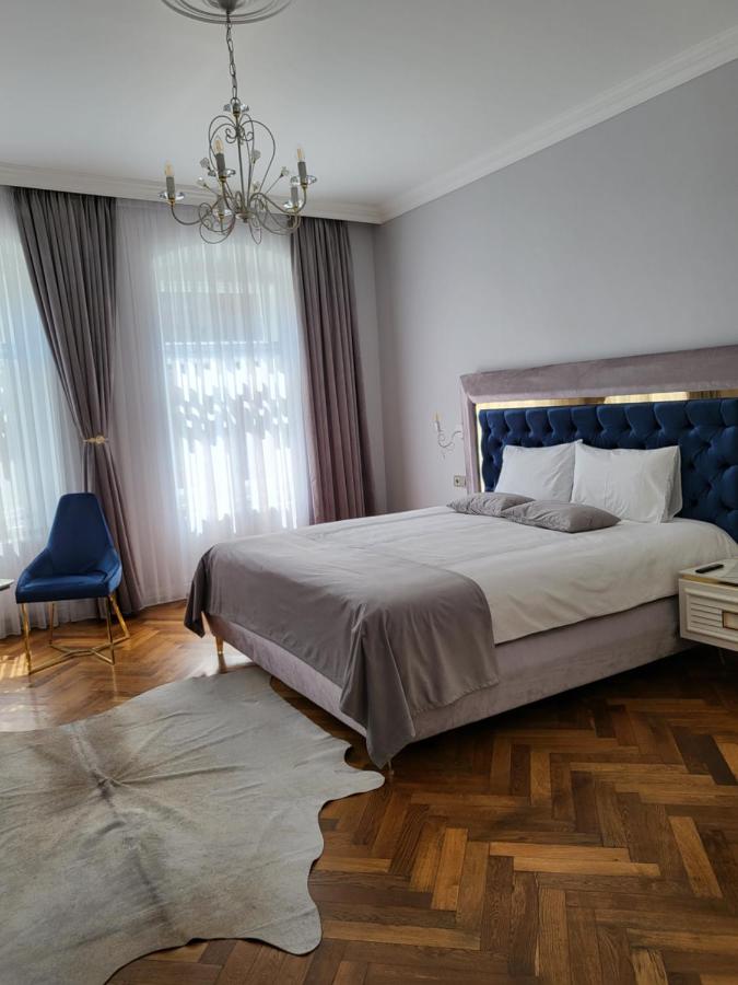 Deluxe Room (2 Adults + 1 Child)