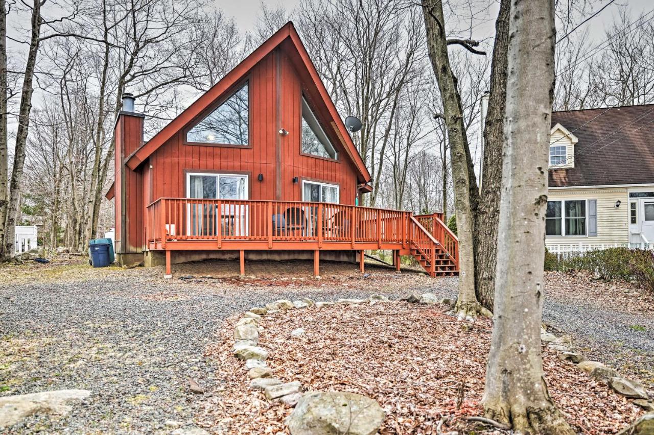 Tobyhanna Cabin with Private Deck Golf, Ski and Fish! - Bed and Breakfast