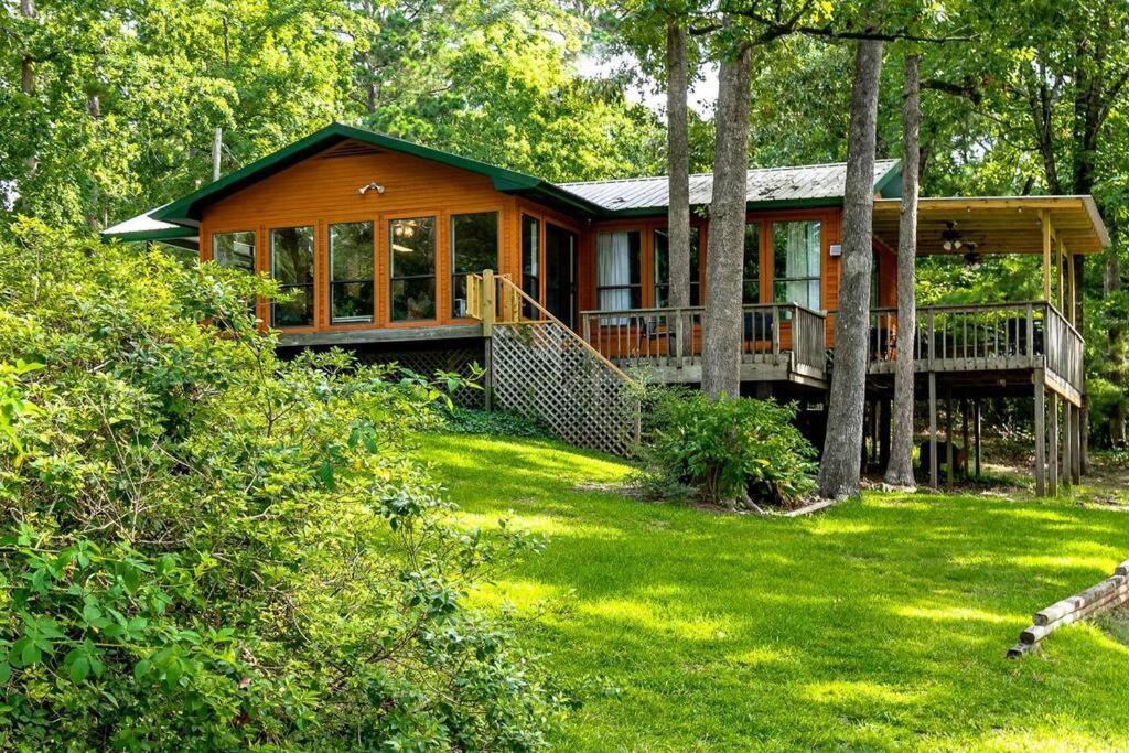 Lakefront 3BR with Bunkhouse and Kayaks, Rowboat Included - B&B