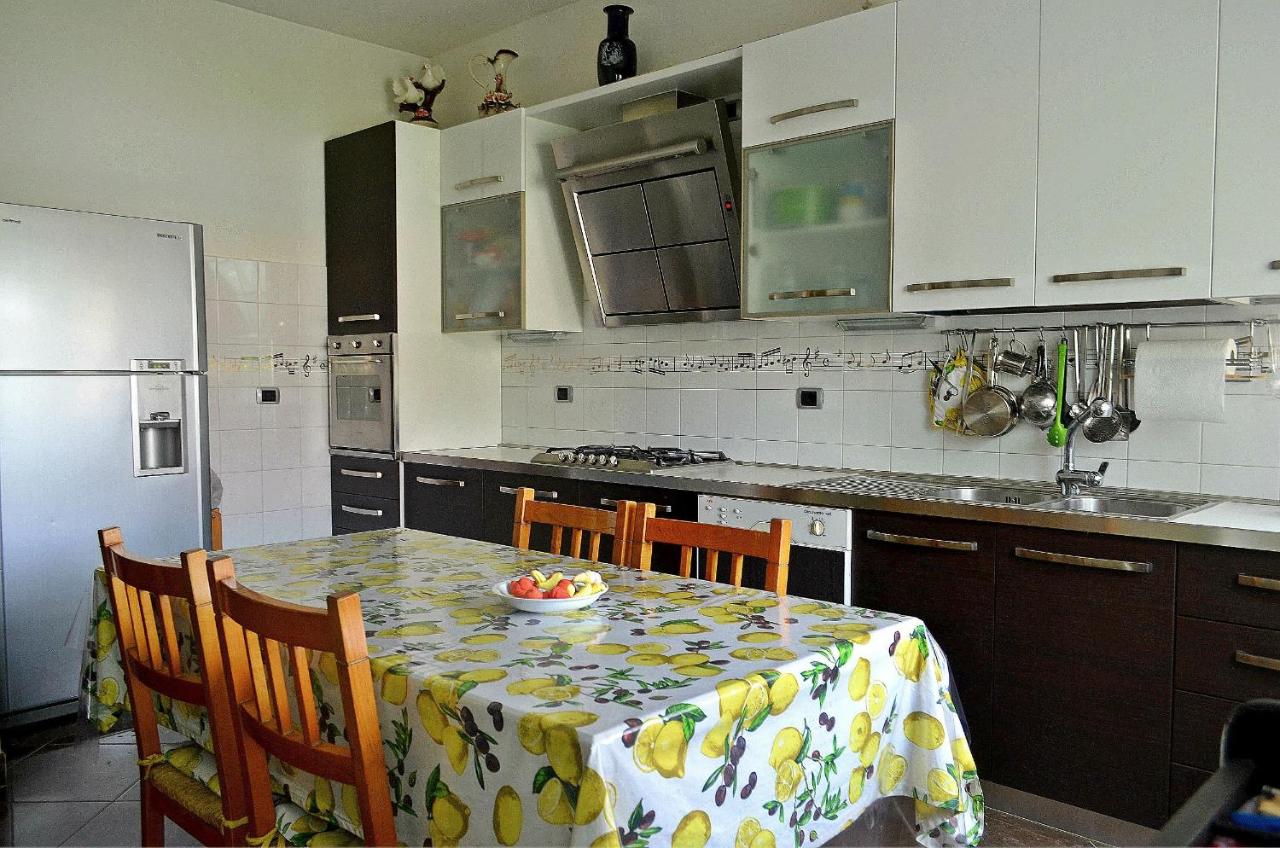 Tweepersoonskamer met 2 Aparte Bedden en Gedeelde Badkamer