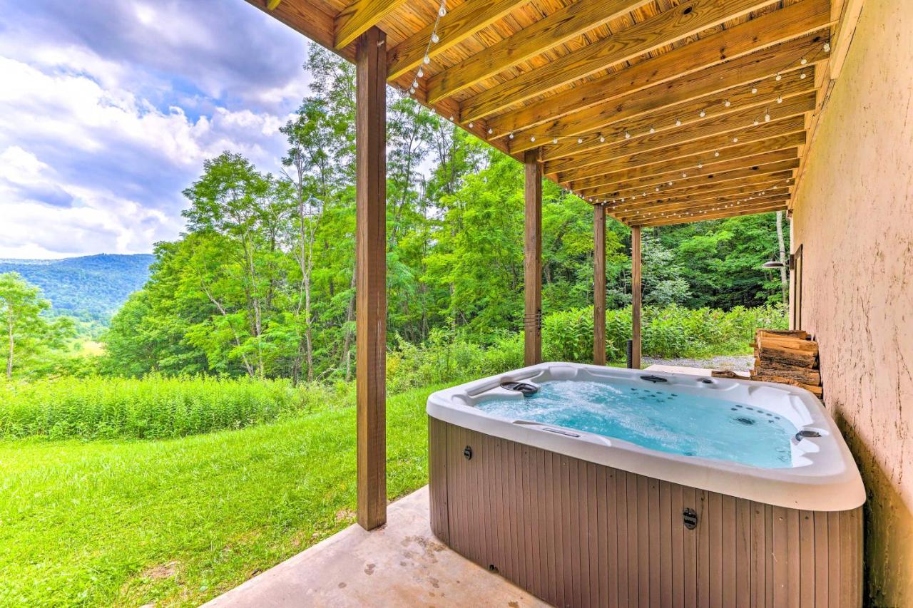 Slaty Fork Escape with Mountain View and Hot Tub! - B&B