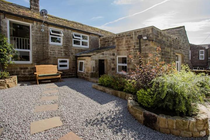 The Bronte Moor Retreat - 3 Bed, Pet Friendly Cottage - Stunning Views - Hot Tub - Chambres d'hôtes Heptonstall