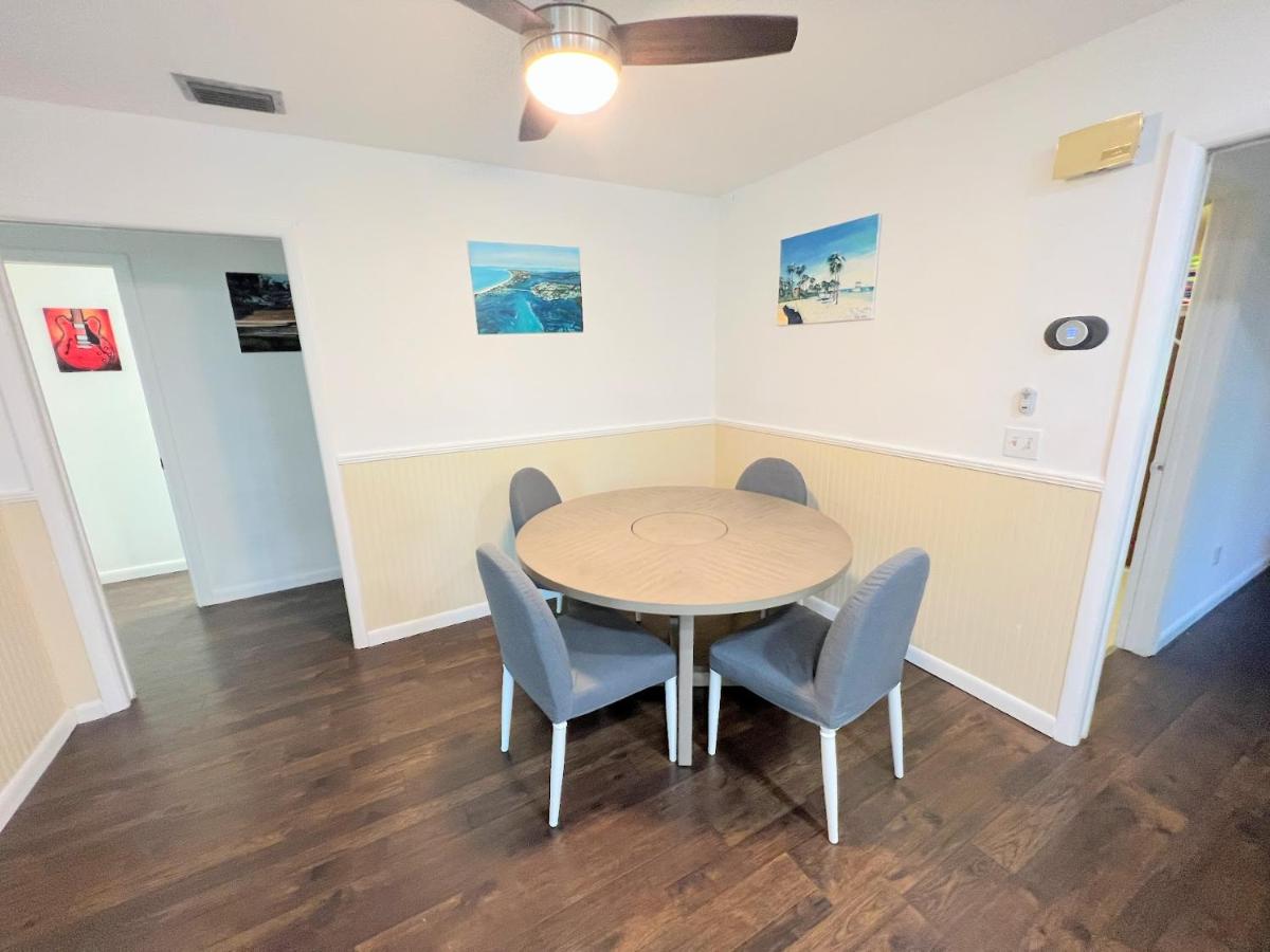 Dream Vacation Home w Heated Pool Close to Beaches Clearwater St Pete Quiet with Big Backyard - B&B Seminole