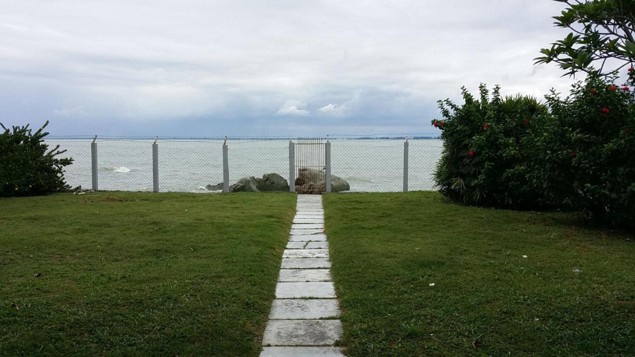 Beach Front Bungalow Tanjung Bungah - B&B