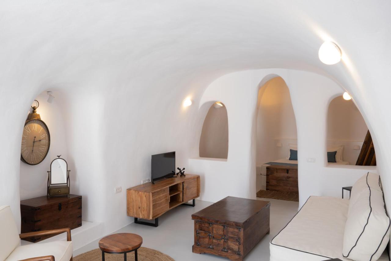 Suite with Outdoor Plunge Pool, Terrace and Caldera View
