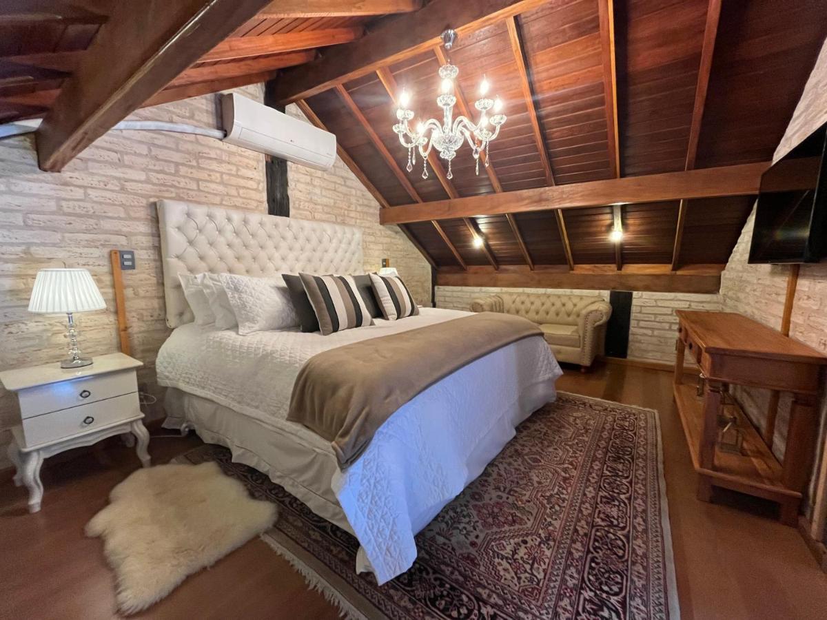 Zimmer mit Kingsize-Bett und Whirlpool
