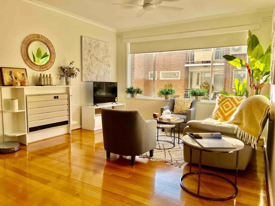 B&B Melbourne - Large two bedroom apartment in Glen Iris - Bed and Breakfast Melbourne