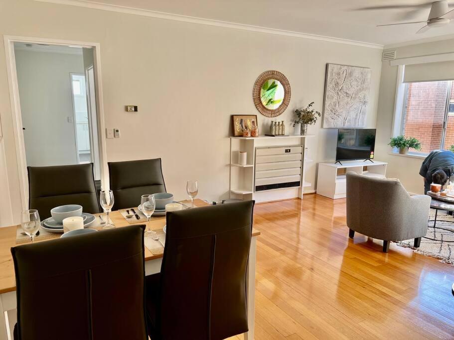 Large two bedroom apartment in Glen Iris - B&B Melbourne