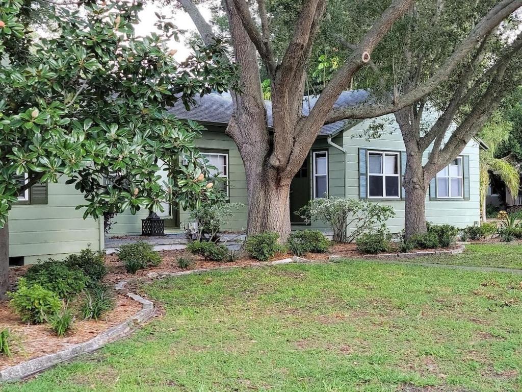 1620 - 5-Room Apt. with Pool & Gardens , Near Downtown - B&B
