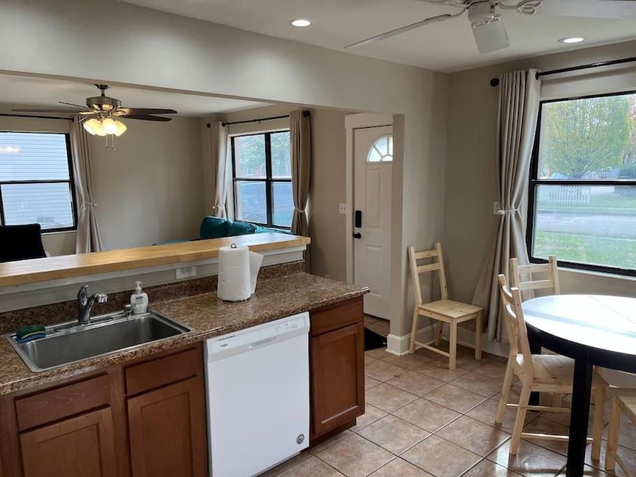Park Ave 3 Bedroom House walk to Bike Trail - B&B