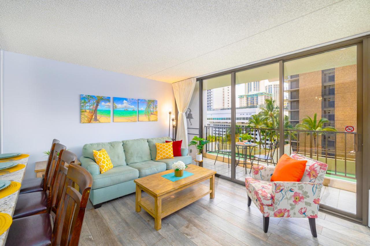 B&B Honolulu - Remodeled 1BR Condo, Steps to Beach, Free Parking! - Bed and Breakfast Honolulu