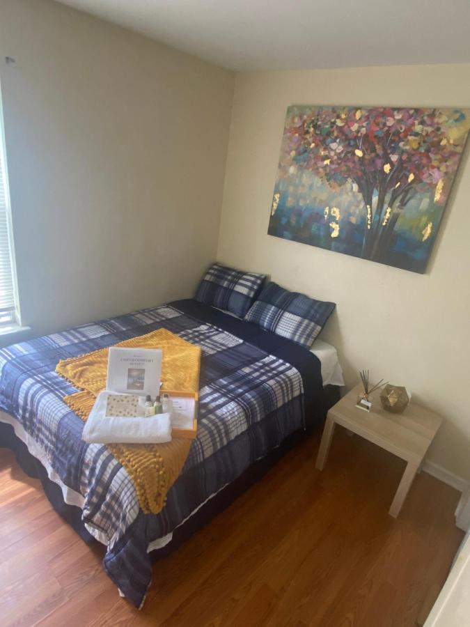 B&B Newark - Enjoy Our Cozy Private Room In Our Suite 10 Star Stay!!!Newark Airport 20mins Away NYC 30mins Away Prudential Center 10mins - Bed and Breakfast Newark