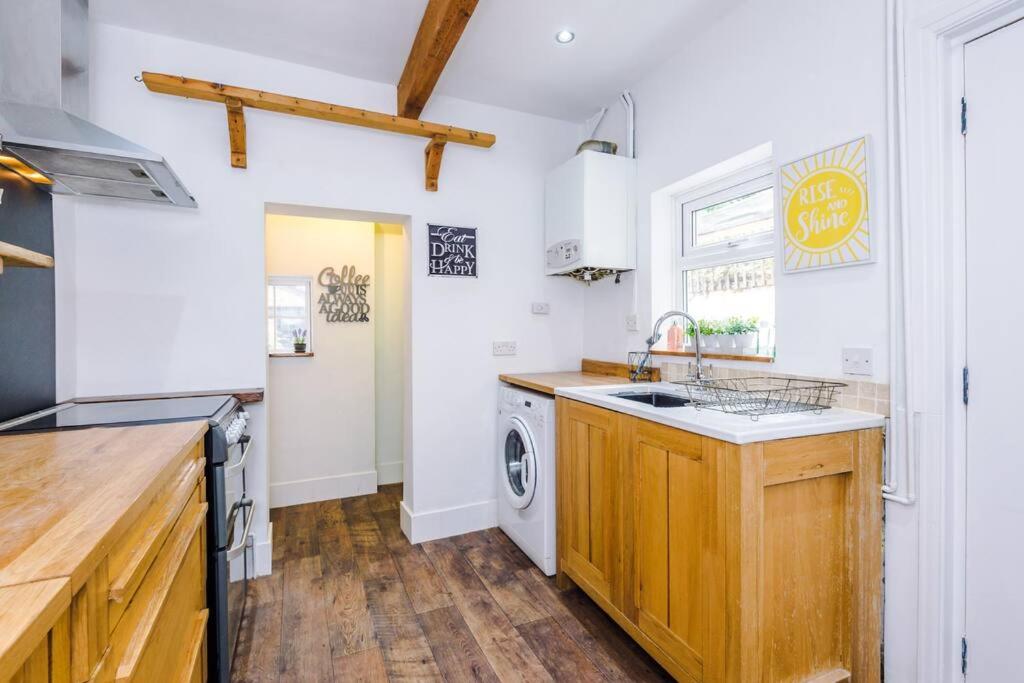 B&B Chester - Charming 3 Bed Home in the Garden Quarter, Chester - Bed and Breakfast Chester