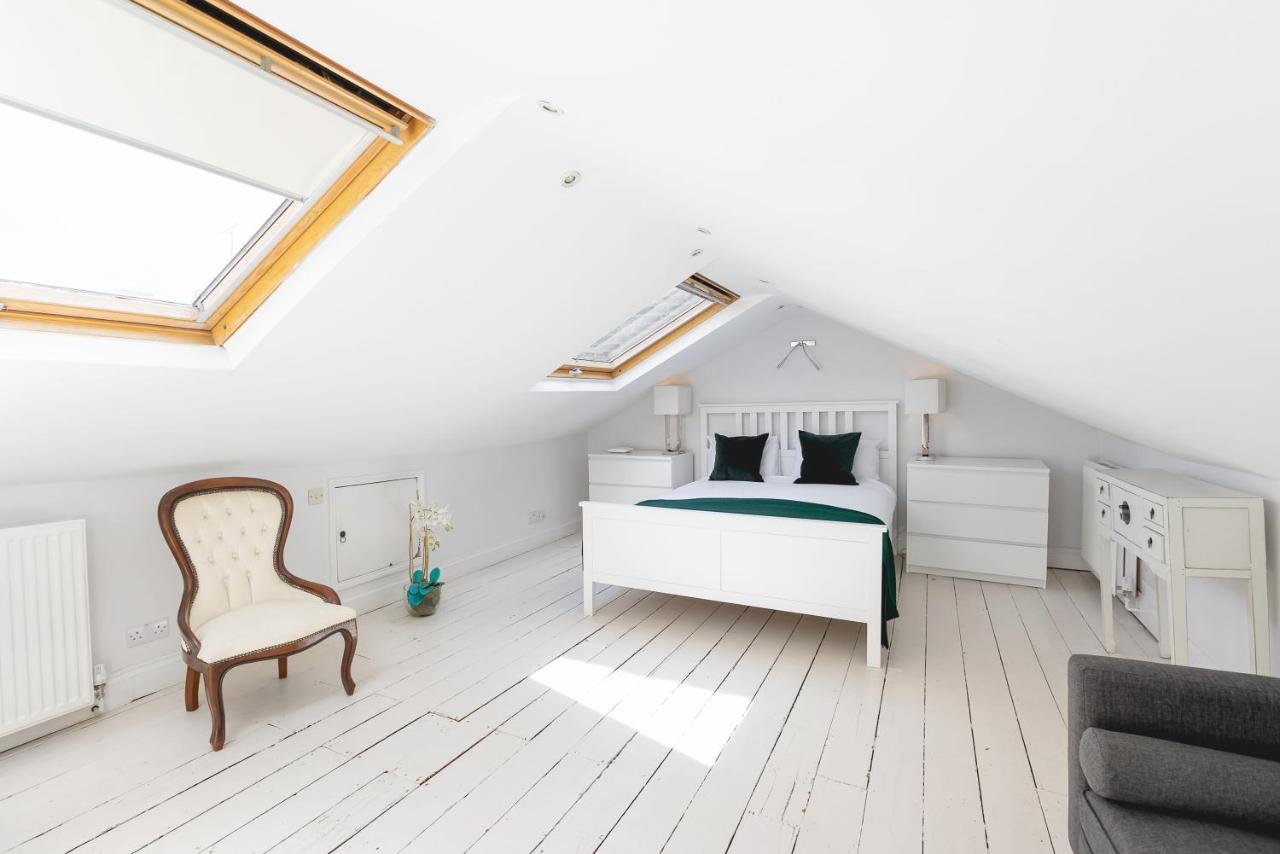 PenthouseStays Notting Hill - Chic 2 Bedroom Apartment w/ King Beds - near Portobello Road & Kensington High Street - Chambres d'hôtes Londres