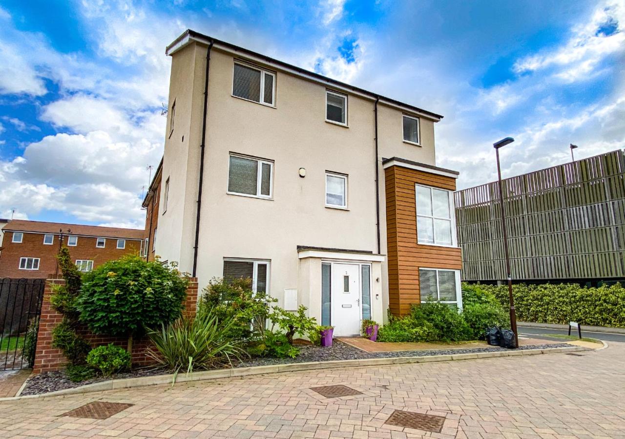 Spacious House - Close to City Centre - Free Parking, Fast Wifi, Smart TVs with Netflix by Yoko Property - Bed and Breakfast