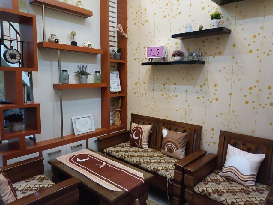 Emmir Homestay - B&B Cilacap