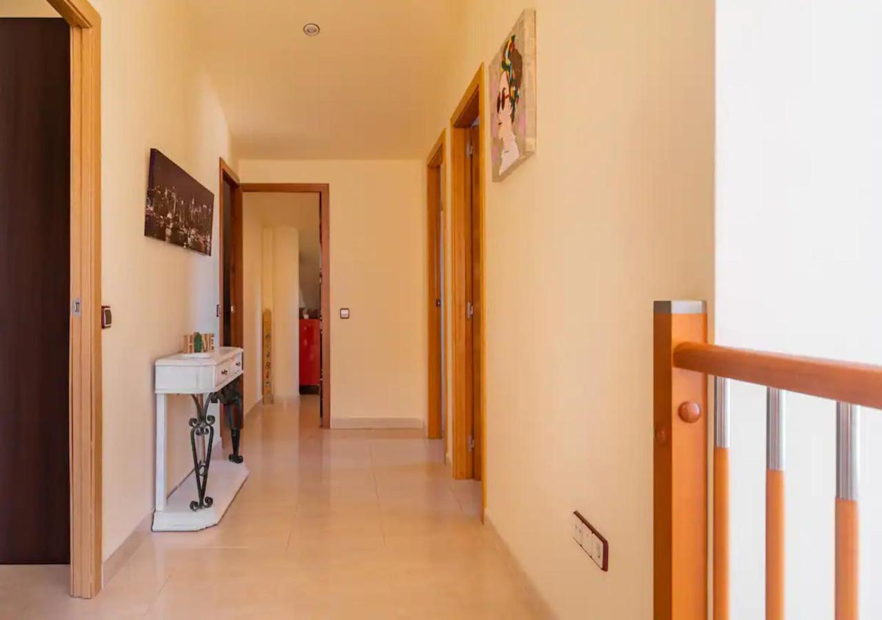 Villa Sitges Ilusión 15 minutes by car from Sitges Sleeps 16 people XXL swimming pool - B&B