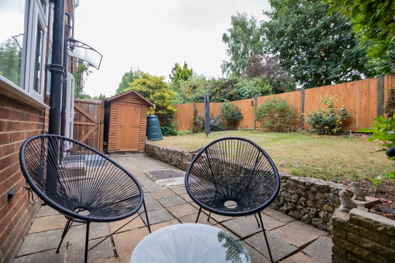 Gorgeous Modern Apartment near Redhill Station inc Private Garden & Parking - B&B Redhill