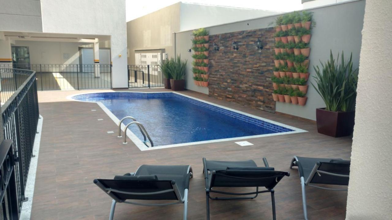 VAR-101A Dpto amplio en condomínio cerrado con piscina - B&B