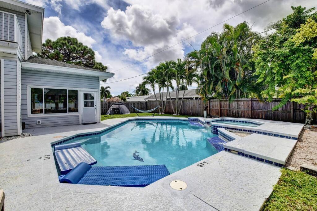 5 BR Mansion with Pool and non-heated Jacuzzi Games in Boynton Beach - Chambres d’hôtes