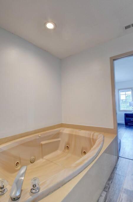 5 BR Mansion with Pool and non-heated Jacuzzi Games in Boynton Beach - B&B Boynton Beach