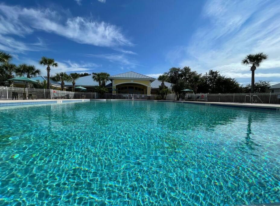 Modern Townhouse with Pool Close to Disney & Silver Spurs Arena - Ferienwohnung