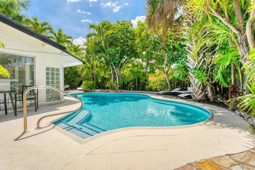 B&B Fort Lauderdale - Luxury Tropical Oasis! HUGE SALTWATER POOL! 1 Mile to BEACH! - Bed and Breakfast Fort Lauderdale