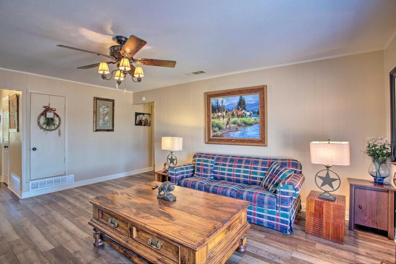 Home in Historic Waxahachie with Yard and Patio! - Chambres d’hôtes