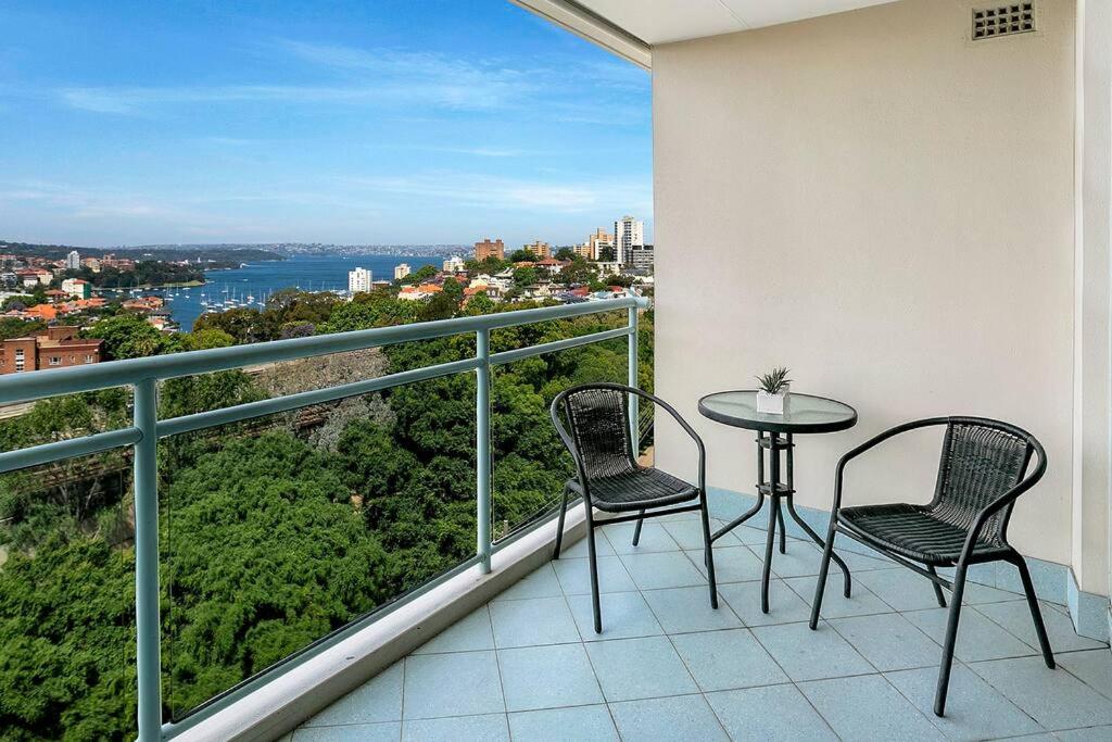 B&B Sydney - ALF49-Huge 2BR Penthouse Style, Great Water Views - Bed and Breakfast Sydney