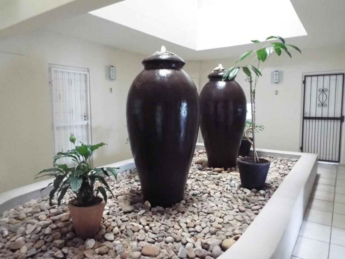 Lovely 2 bedroom self-catering apartment located 1 min from the beach - B&B