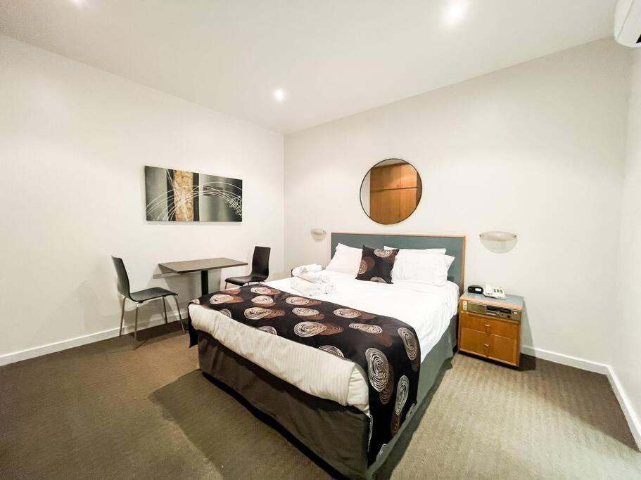 B&B Adelaide - Studio410 /247 gouger st Ex hotel Rm at City - Bed and Breakfast Adelaide