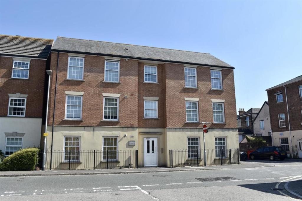 Central Taunton 2-bedroom apartment, great location! - B&B