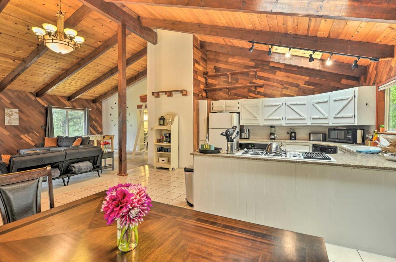 Step-Free Hawkins Bar Home Near Trinity River - Chambres d’hôtes