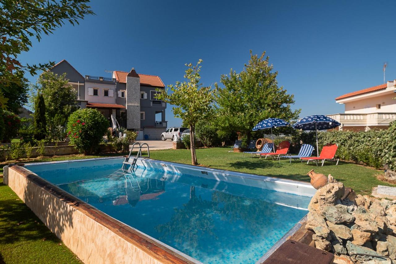 Villa Kalaitsidi - plunge pool, gym and unique gardens - B&B Skinés