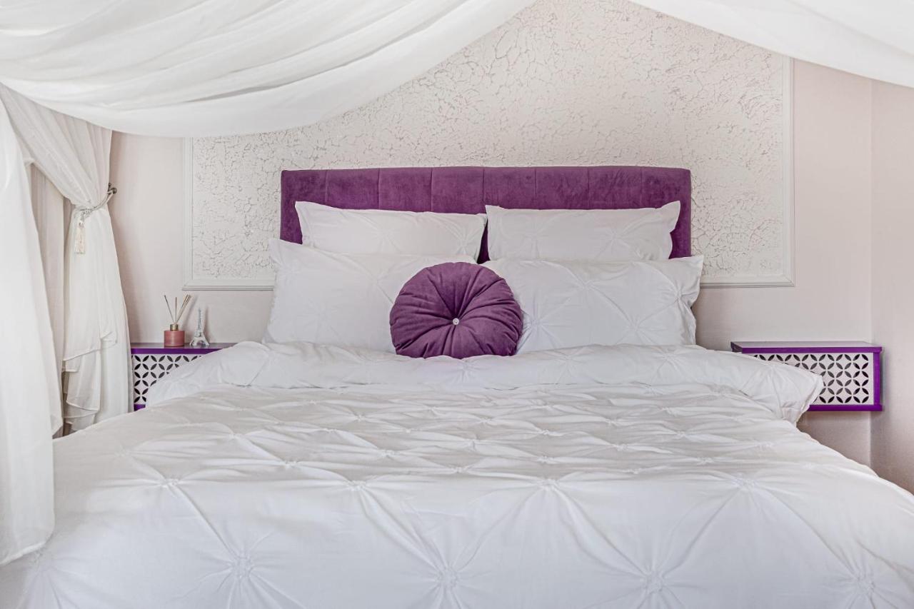 B&B Arad - ARI Purple Studio - Bed and Breakfast Arad