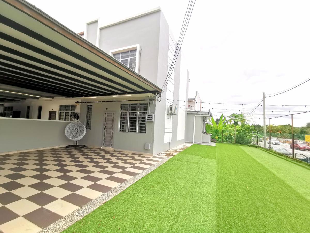 Maco Home Premium Suite Corner at Mount Austin Taman Daya - B&B