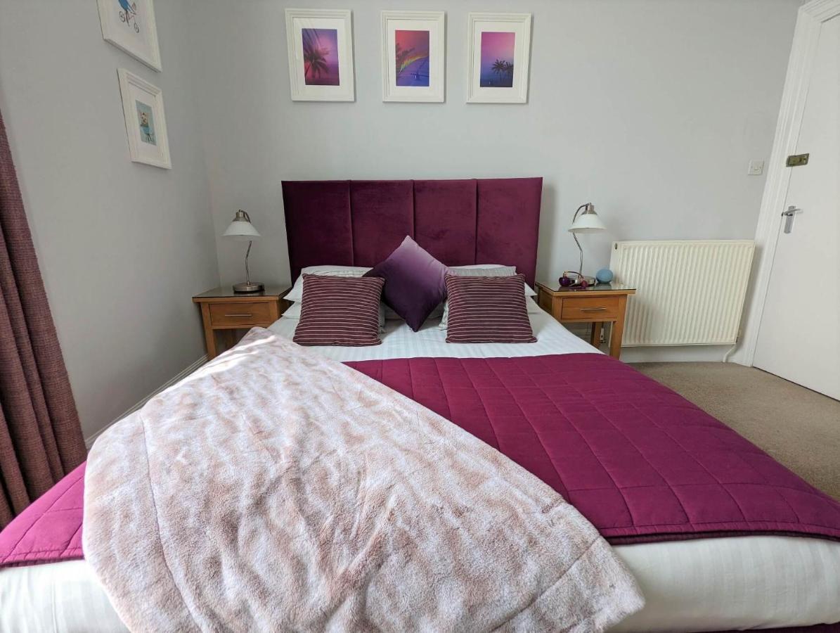 Zimmer mit Kingsize-Bett