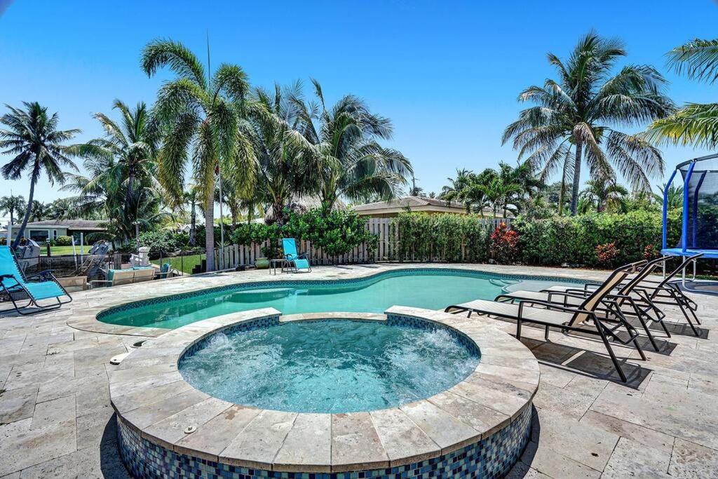 B&B Pompano Beach - NEW Waterfront Oasis - Pool – Jacuzzi - 10 Min to Beach! - Bed and Breakfast Pompano Beach