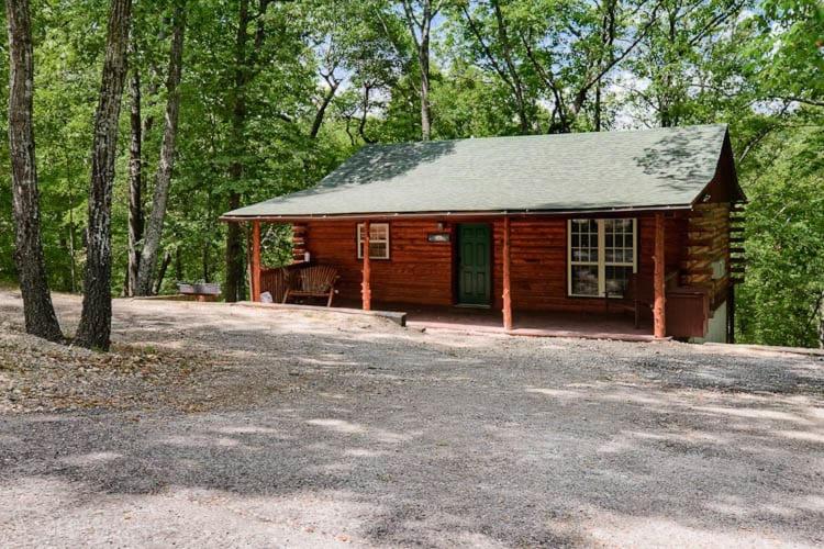 B&B Eureka Springs - Secluded Cabin in the Woods! 1 story - Bed and Breakfast Eureka Springs