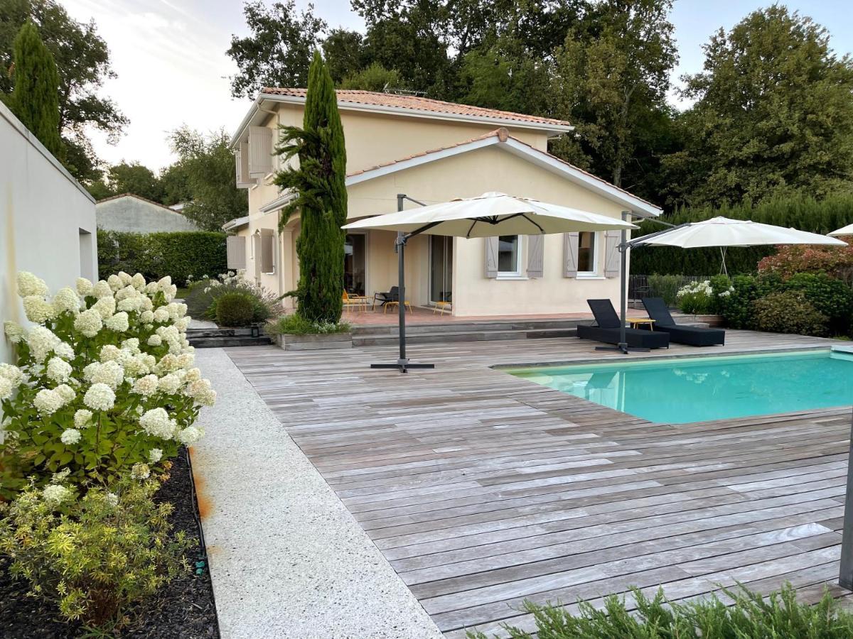 Magnifique villa avec piscine chauffée, clim, cuisine d'été - B&B Léognan