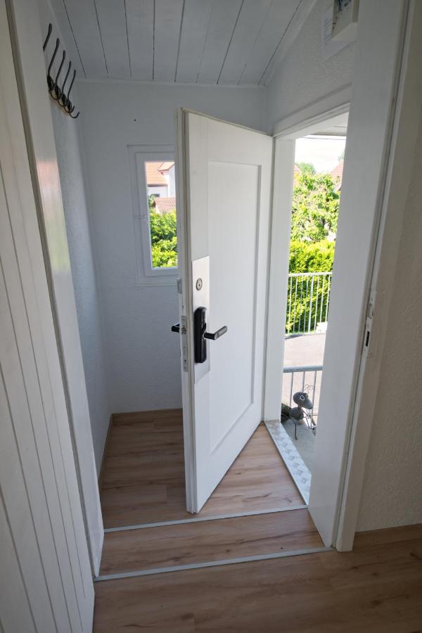 Lake Getaway Apartment with Private entrance, right on the Lake Constance cycle path, barbecue area, free wifi, Netflix and free bikes - B&B Salmsach