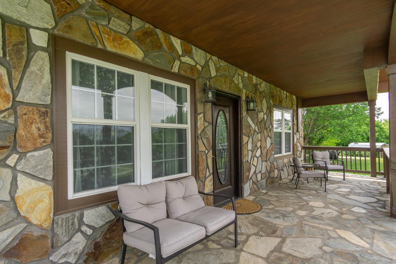 Hot Tub, Views & Game Room - 20 min to Downtown Asheville! - B&B