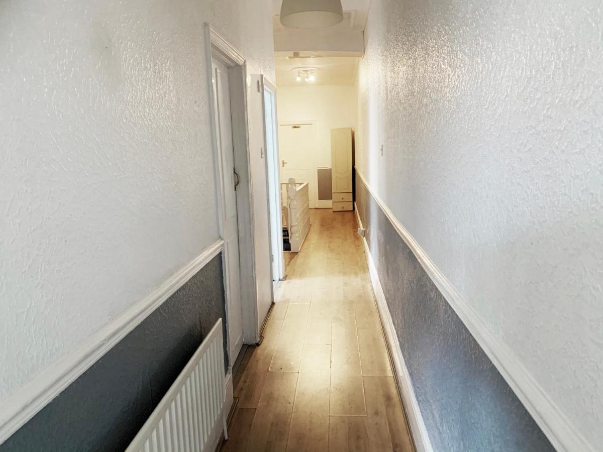 Newly Refurbished 2 Bedroom Flat - Long stays AVL - Bed and Breakfast