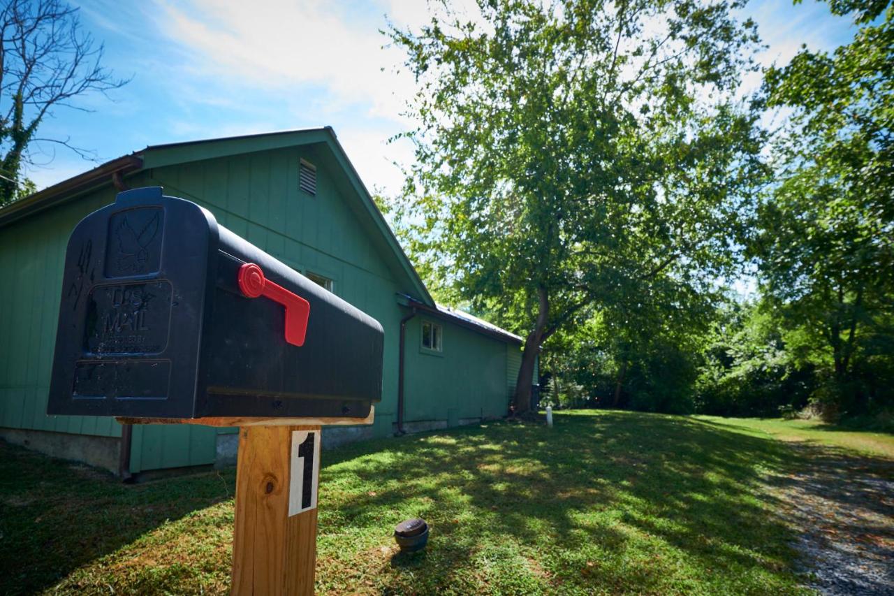 Steps from Downtown Pigeon Forge Parkway + Private Hottub and firepit - Wifi - Firefly Bungalows - Chambres d’hôtes