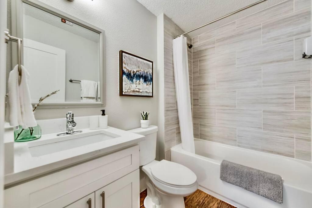 Global Cup The Boutique Space & Free Parking - Chambres d’hôtes Dallas