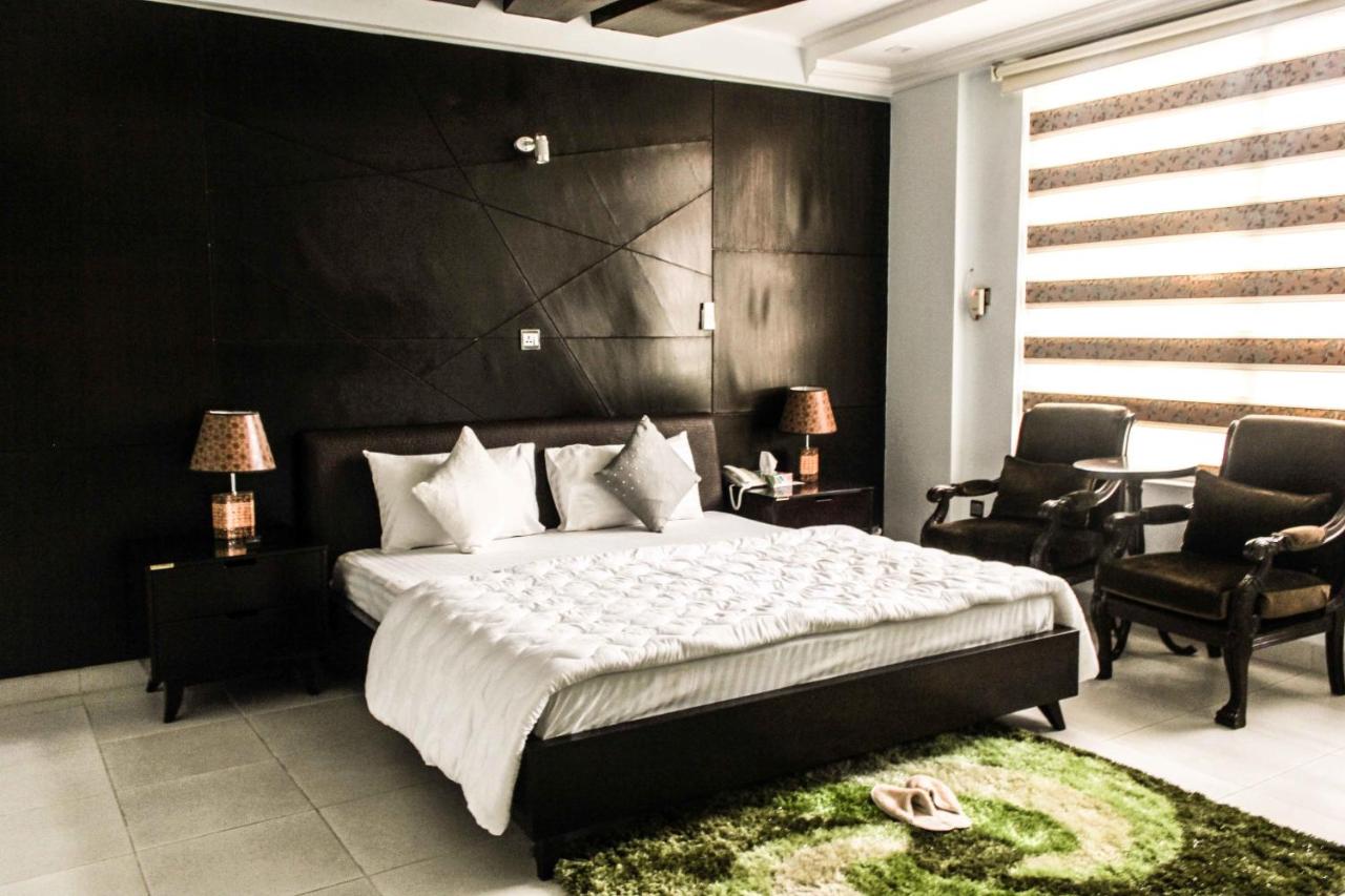 Deluxe Double Room (2 Adults + 1 Child)