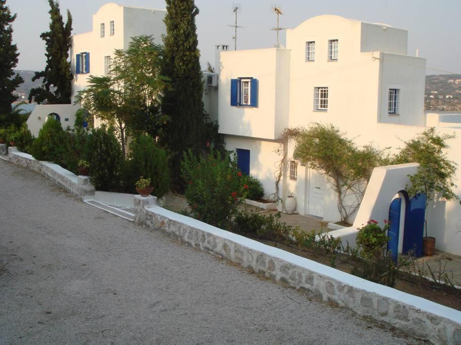 RETREAT VILLA BY THE SEA WITH POOL IN PORTO HELI - B&B Pórto Chéli